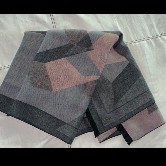 SOIA & Kyo Pink & Gray Geo Scarf - NWOT - Picture 3 of 5